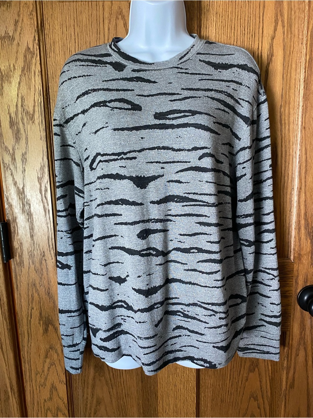 NWT Women’s Monrow Black & Gray Abstract Stripe Crewneck Pullover. Size Small